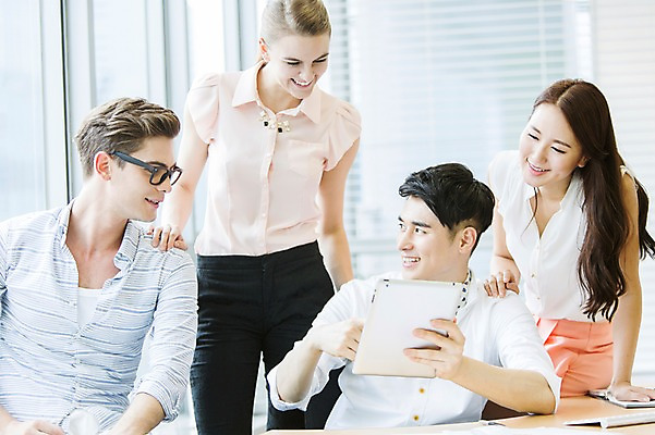 포토 JPG 주간 서양인 외국인 백인 여자 남자 비즈니스 회의 실내 대화 서기 미소 웃음 들기 사람 앉기 동양인 여러명 20대 성인 비즈니스라이프 태블릿 사무실 한국인 업무 직장인 비즈니스맨 비즈니스우먼 작업실 책상 동료 청년만 성인만 국내포토 자연요소 직업 라이프스타일 가구 다수 관계 모션 표정 말하기 인종 청년 내부 전자제품 스마트기기 작업 파일형식