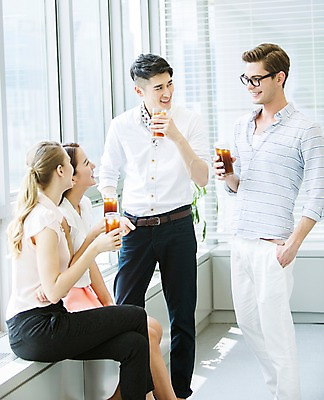 포토 JPG 주간 서양인 외국인 백인 여자 남자 커피 음료 비즈니스 창문 티타임 휴식 잔 실내 서기 미소 웃음 들기 사람 앉기 동양인 빌딩 여러명 20대 성인 옆모습 컵 비즈니스라이프 사무실 마주보기 한국인 마시기 직장인 비즈니스맨 비즈니스우먼 창가 동료 청년만 성인만 국내포토 자연요소 직업 라이프스타일 식기 뷰포인트 다수 컨셉 관계 모션 표정 인종 청년 내부 건물 파일형식