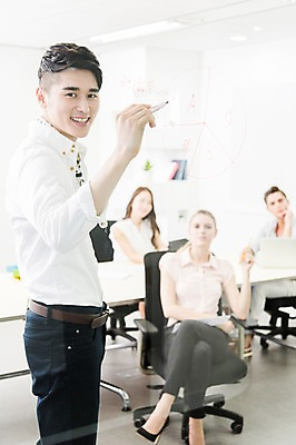 포토 JPG 서양인 외국인 백인 여자 남자 의자 비즈니스 창문 탁자 회의 그래프 실내 서기 미소 웃음 사람 앉기 동양인 여러명 20대 성인 아웃포커스 비즈니스라이프 사무실 펜 한국인 기록 업무 직장인 비즈니스맨 비즈니스우먼 작업실 동료 리더 청년만 성인만 팀장 국내포토 직업 라이프스타일 가구 다수 관계 모션 촬영기법 표정 인종 청년 내부 필기구 작업 파일형식