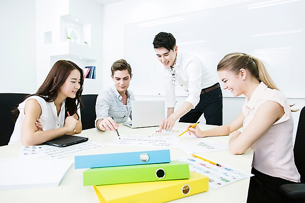 포토 JPG 서양인 외국인 백인 응시 여자 남자 의자 비즈니스 탁자 회의 실내 서기 미소 웃음 사람 앉기 동양인 여러명 20대 성인 비즈니스라이프 노트북 사무실 펜 한국인 업무 직장인 비즈니스맨 비즈니스우먼 작업실 동료 문서 파일 청년만 성인만 국내포토 직업 라이프스타일 시선 가구 다수 관계 모션 표정 인종 청년 내부 전자제품 필기구 작업 파일형식