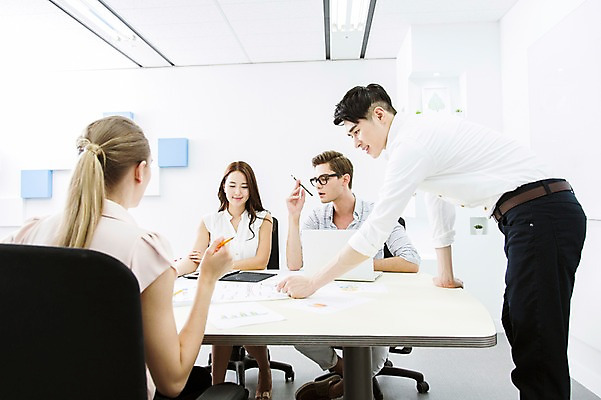 포토 JPG 서양인 외국인 백인 여자 남자 의자 비즈니스 탁자 회의 실내 서기 미소 웃음 사람 앉기 동양인 여러명 20대 성인 비즈니스라이프 노트북 태블릿 사무실 한국인 업무 직장인 비즈니스맨 비즈니스우먼 작업실 동료 문서 청년만 성인만 국내포토 직업 라이프스타일 가구 다수 관계 모션 표정 인종 청년 내부 전자제품 스마트기기 작업 파일형식