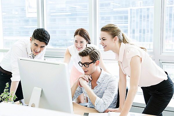 포토 JPG 주간 서양인 외국인 식물 백인 응시 여자 남자 화분 비즈니스 창문 회의 실내 서기 미소 웃음 사람 앉기 동양인 빌딩 여러명 20대 성인 비즈니스라이프 컴퓨터 사무실 모니터 한국인 업무 직장인 비즈니스맨 비즈니스우먼 작업실 책상 동료 청년만 성인만 국내포토 자연요소 직업 라이프스타일 시선 가구 다수 관계 모션 표정 인종 청년 내부 건물 전자제품 작업 파일형식