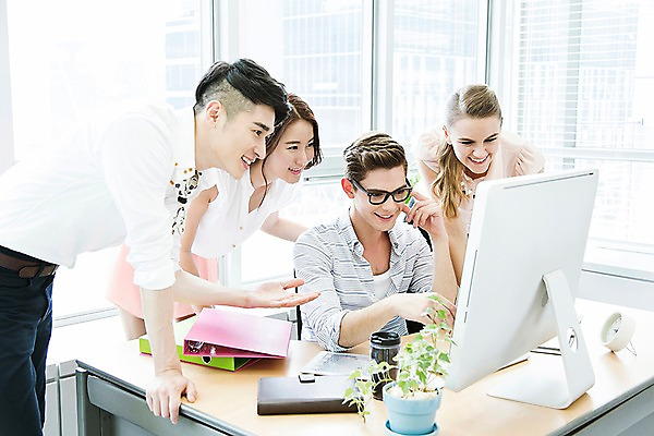 포토 JPG 주간 서양인 외국인 식물 백인 응시 여자 남자 화분 시계 비즈니스 회의 실내 서기 미소 웃음 사람 앉기 동양인 여러명 20대 성인 비즈니스라이프 컴퓨터 태블릿 사무실 모니터 다이어리 한국인 업무 직장인 비즈니스맨 비즈니스우먼 작업실 책상 동료 문서 파일 텀블러 청년만 성인만 국내포토 자연요소 직업 라이프스타일 시선 가구 다수 관계 모션 표정 인종 청년 내부 컵 전자제품 스마트기기 사무용품 작업 파일형식