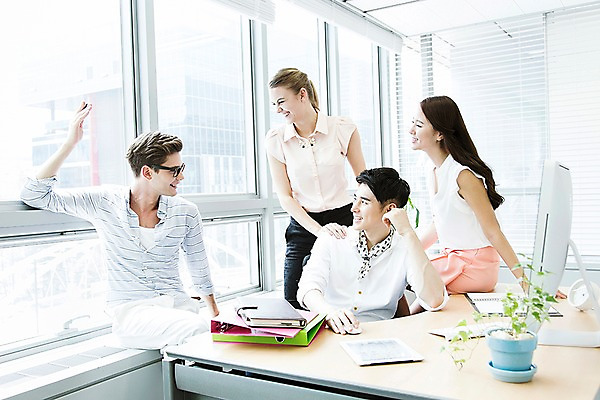 포토 JPG 주간 서양인 외국인 식물 백인 여자 남자 화분 비즈니스 창문 회의 실내 대화 서기 미소 웃음 사람 앉기 동양인 여러명 20대 성인 비즈니스라이프 컴퓨터 태블릿 사무실 모니터 다이어리 한국인 키보드 마우스 업무 직장인 비즈니스맨 비즈니스우먼 작업실 책상 동료 문서 파일 청년만 성인만 국내포토 자연요소 직업 라이프스타일 가구 다수 관계 모션 표정 말하기 인종 청년 내부 전자제품 스마트기기 컴퓨터용품 사무용품 작업 파일형식