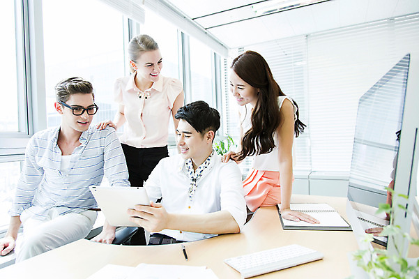 포토 JPG 주간 서양인 외국인 식물 백인 응시 여자 남자 화분 비즈니스 창문 회의 실내 서기 미소 웃음 사람 앉기 동양인 여러명 20대 성인 비즈니스라이프 컴퓨터 태블릿 사무실 펜 모니터 다이어리 한국인 키보드 업무 직장인 비즈니스맨 비즈니스우먼 작업실 책상 동료 문서 청년만 성인만 국내포토 자연요소 직업 라이프스타일 시선 가구 다수 관계 모션 표정 인종 청년 내부 전자제품 스마트기기 필기구 사무용품 작업 파일형식