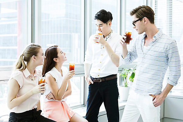 포토 JPG 주간 서양인 외국인 식물 백인 여자 남자 화분 커피 음료 비즈니스 창문 티타임 휴식 잔 실내 서기 미소 웃음 들기 사람 앉기 동양인 빌딩 여러명 20대 성인 옆모습 컵 비즈니스라이프 사무실 마주보기 한국인 마시기 직장인 비즈니스맨 비즈니스우먼 창가 동료 청년만 성인만 국내포토 자연요소 직업 라이프스타일 식기 뷰포인트 다수 컨셉 관계 모션 표정 인종 청년 내부 건물 파일형식