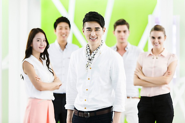 포토 JPG 서양인 외국인 백인 여자 남자 비즈니스 실내 서기 미소 웃음 사람 동양인 여러명 상반신 20대 성인 앞모습 아웃포커스 비즈니스라이프 사무실 팔짱 한국인 직장인 비즈니스맨 비즈니스우먼 동료 리더 청년만 성인만 팀장 국내포토 직업 라이프스타일 뷰포인트 다수 관계 모션 촬영기법 표정 인종 청년 내부 파일형식