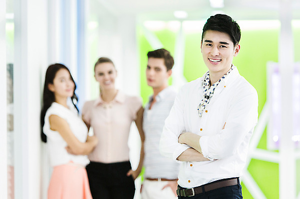 포토 JPG 서양인 외국인 백인 여자 남자 비즈니스 실내 서기 미소 웃음 사람 동양인 여러명 상반신 20대 성인 앞모습 아웃포커스 비즈니스라이프 사무실 팔짱 한국인 직장인 비즈니스맨 비즈니스우먼 동료 리더 청년만 성인만 팀장 국내포토 직업 라이프스타일 뷰포인트 다수 관계 모션 촬영기법 표정 인종 청년 내부 파일형식