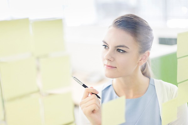 포토 JPG 서양인 외국인 백인 응시 여자 비즈니스 실내 한명 들기 사람 상반신 20대 성인 아웃포커스 비즈니스라이프 사무실 펜 메모지 업무 직장인 비즈니스우먼 작업실 포스트잇 여자만 여자한명만 성인여자만 청년만 청년여자만 성인한명만 청년여자한명만 성인여자한명만 성인만 국내포토 직업 1 라이프스타일 시선 모션 촬영기법 인종 청년 내부 필기구 사무용품 작업 파일형식