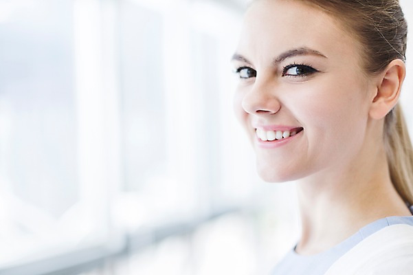 포토 JPG 주간 서양인 외국인 백인 여자 비즈니스 창문 휴식 실내 한명 미소 웃음 사람 상반신 20대 성인 옆모습 아웃포커스 비즈니스라이프 사무실 직장인 비즈니스우먼 창가 여자만 여자한명만 성인여자만 청년만 청년여자만 성인한명만 청년여자한명만 성인여자한명만 성인만 국내포토 자연요소 직업 1 라이프스타일 뷰포인트 컨셉 촬영기법 표정 인종 청년 내부 파일형식