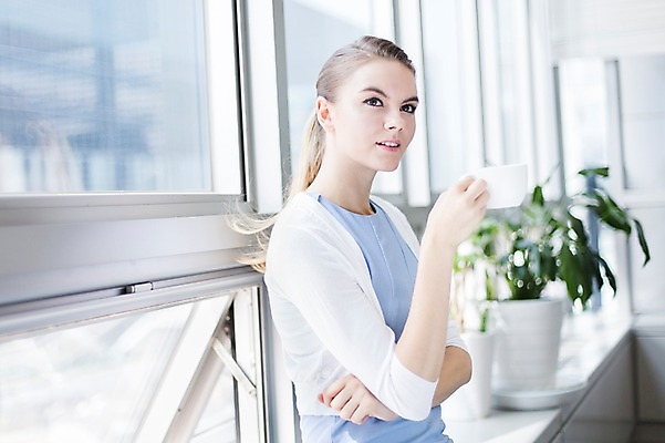 포토 JPG 주간 서양인 외국인 식물 백인 응시 여자 화분 커피 음료 비즈니스 창문 티타임 휴식 잔 실내 한명 들기 사람 상반신 20대 성인 옆모습 아웃포커스 컵 비즈니스라이프 사무실 직장인 비즈니스우먼 차 창가 여자만 여자한명만 성인여자만 청년만 청년여자만 성인한명만 청년여자한명만 성인여자한명만 성인만 국내포토 자연요소 직업 1 라이프스타일 식기 시선 뷰포인트 컨셉 모션 촬영기법 인종 청년 내부 파일형식