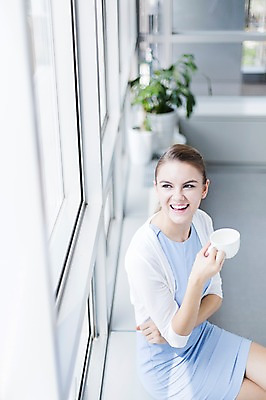 포토 JPG 주간 서양인 외국인 식물 백인 응시 여자 화분 커피 음료 비즈니스 창문 티타임 휴식 잔 실내 한명 미소 웃음 들기 사람 앉기 상반신 20대 성인 아웃포커스 컵 비즈니스라이프 사무실 직장인 비즈니스우먼 차 창가 여자만 여자한명만 성인여자만 청년만 청년여자만 성인한명만 청년여자한명만 성인여자한명만 성인만 국내포토 자연요소 직업 1 라이프스타일 식기 시선 컨셉 모션 촬영기법 표정 인종 청년 내부 파일형식