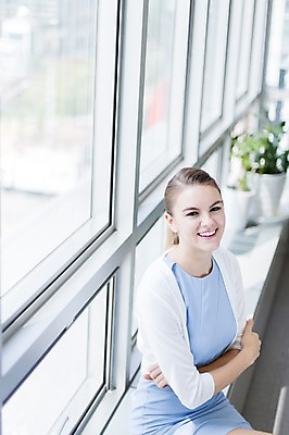 포토 JPG 주간 서양인 외국인 식물 백인 여자 화분 비즈니스 창문 휴식 실내 한명 미소 웃음 사람 앉기 상반신 20대 성인 아웃포커스 비즈니스라이프 사무실 팔짱 직장인 비즈니스우먼 창가 여자만 여자한명만 성인여자만 청년만 청년여자만 성인한명만 청년여자한명만 성인여자한명만 성인만 국내포토 자연요소 직업 1 라이프스타일 컨셉 모션 촬영기법 표정 인종 청년 내부 파일형식
