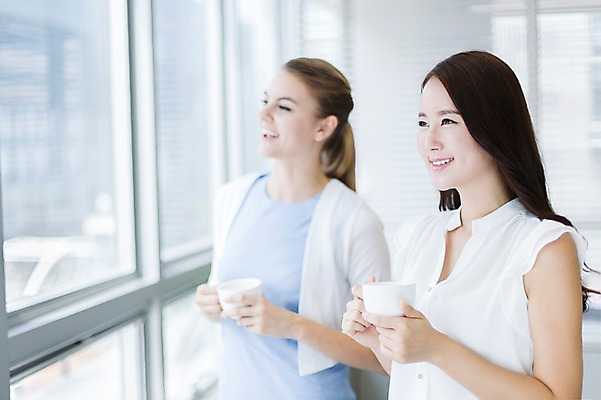포토 JPG 주간 서양인 외국인 백인 응시 여자 커피 음료 비즈니스 창문 티타임 휴식 잔 실내 미소 웃음 들기 사람 동양인 상반신 20대 성인 두명 옆모습 아웃포커스 컵 비즈니스라이프 사무실 한국인 직장인 비즈니스우먼 차 창가 동료 여자만 성인여자만 청년만 청년여자만 성인만 국내포토 자연요소 직업 라이프스타일 식기 시선 뷰포인트 컨셉 관계 모션 촬영기법 표정 인종 청년 내부 파일형식