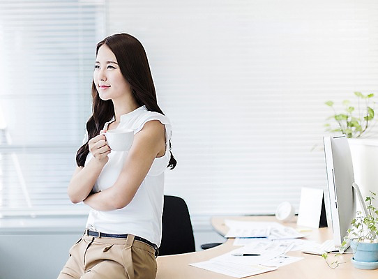 포토 JPG 식물 응시 여자 화분 커피 음료 비즈니스 티타임 휴식 잔 실내 한명 들기 사람 동양인 상반신 20대 성인 옆모습 아웃포커스 컵 비즈니스라이프 컴퓨터 사무실 모니터 한국인 직장인 비즈니스우먼 차 책상 문서 여자만 여자한명만 성인여자만 청년만 청년여자만 성인한명만 청년여자한명만 성인여자한명만 성인만 국내포토 직업 1 라이프스타일 식기 시선 뷰포인트 가구 컨셉 모션 촬영기법 인종 청년 내부 전자제품 파일형식