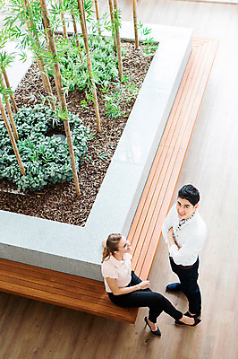 포토 JPG 전신 서양인 외국인 나무 식물 백인 여자 남자 벤치 의자 비즈니스 휴식 실내 대화 서기 미소 웃음 사람 앉기 동양인 정장 20대 성인 두명 옆모습 비즈니스라이프 하이앵글 사무실 팔짱 한국인 올려보기 직장인 비즈니스맨 비즈니스우먼 휴게실 동료 청년만 성인만 국내포토 직업 라이프스타일 옷 뷰포인트 가구 컨셉 관계 모션 표정 말하기 인종 청년 내부 파일형식