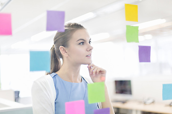 포토 JPG 서양인 외국인 백인 응시 여자 비즈니스 실내 한명 사람 상반신 20대 성인 앞모습 아웃포커스 비즈니스라이프 사무실 메모지 업무 직장인 비즈니스우먼 작업실 포스트잇 여자만 여자한명만 성인여자만 청년만 청년여자만 성인한명만 청년여자한명만 성인여자한명만 성인만 국내포토 직업 1 라이프스타일 시선 뷰포인트 촬영기법 인종 청년 내부 사무용품 작업 파일형식