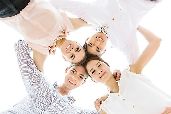 포토 JPG 서양인 외국인 백인 여자 남자 로우앵글 비즈니스 어깨동무 협력 미소 웃음 사람 동양인 정장 여러명 상반신 20대 성인 야외 앞모습 비즈니스라이프 경쟁 한국인 직장인 비즈니스맨 비즈니스우먼 동료 열정 청년만 성인만 내려보기 국내포토 직업 라이프스타일 옷 감정 뷰포인트 포즈 다수 컨셉 관계 모션 표정 인종 청년 파일형식