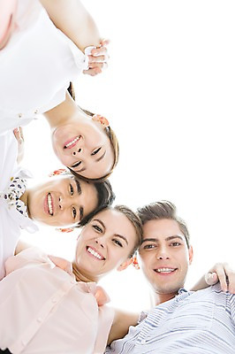 포토 JPG 서양인 외국인 백인 여자 남자 로우앵글 비즈니스 어깨동무 협력 미소 웃음 사람 동양인 정장 여러명 상반신 20대 성인 야외 앞모습 비즈니스라이프 경쟁 한국인 직장인 비즈니스맨 비즈니스우먼 동료 열정 청년만 성인만 내려보기 국내포토 직업 라이프스타일 옷 감정 뷰포인트 포즈 다수 컨셉 관계 모션 표정 인종 청년 파일형식