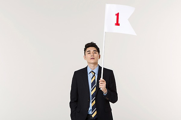 포토 JPG 스튜디오촬영 남자 비즈니스 실내 한명 들기 사람 정장 상반신 20대 성인 앞모습 비즈니스라이프 경쟁 한국인 깃발 우승 직장인 비즈니스맨 열정 거만함 성인남자한명만 국내포토 직업 1 라이프스타일 옷 감정 뷰포인트 컨셉 모션 동양인 청년 내부 최고 남자한명만 성인남자만 파일형식