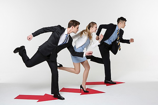 포토 JPG 스튜디오촬영 전신 서양인 외국인 백인 여자 남자 화살표 포즈 비즈니스 모션 실내 서기 사람 동양인 정장 20대 성인 옆모습 세명 비즈니스라이프 달리기 경쟁 한국인 직장인 비즈니스맨 비즈니스우먼 동료 열정 청년만 성인만 국내포토 직업 라이프스타일 옷 감정 뷰포인트 컨셉 관계 인종 청년 내부 파일형식