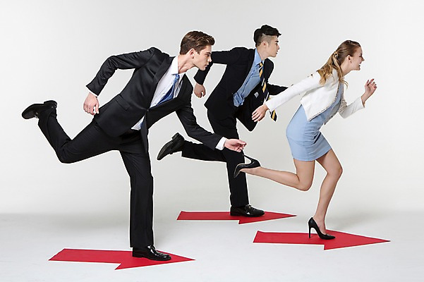 포토 JPG 스튜디오촬영 전신 서양인 외국인 백인 여자 남자 화살표 포즈 비즈니스 모션 실내 서기 사람 동양인 정장 20대 성인 옆모습 세명 비즈니스라이프 달리기 경쟁 한국인 직장인 비즈니스맨 비즈니스우먼 동료 열정 청년만 성인만 국내포토 직업 라이프스타일 옷 감정 뷰포인트 컨셉 관계 인종 청년 내부 파일형식