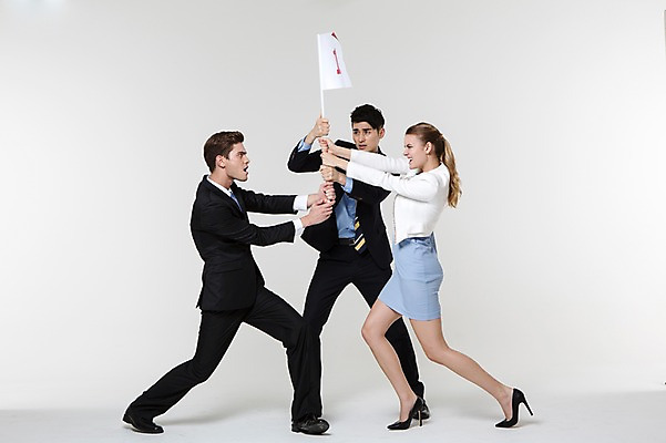 포토 JPG 스튜디오촬영 전신 서양인 외국인 백인 여자 남자 비즈니스 실내 서기 들기 사람 동양인 정장 20대 성인 앞모습 옆모습 세명 비즈니스라이프 경쟁 한국인 깃발 우승 직장인 비즈니스맨 비즈니스우먼 동료 싸움 열정 청년만 성인만 국내포토 직업 라이프스타일 옷 감정 뷰포인트 컨셉 관계 모션 인종 청년 내부 최고 파일형식