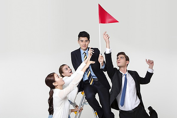 포토 JPG 스튜디오촬영 서양인 외국인 백인 여자 남자 비즈니스 사다리 실내 서기 들기 사람 앉기 동양인 정장 여러명 20대 성인 앞모습 비즈니스라이프 경쟁 한국인 깃발 우승 직장인 비즈니스맨 비즈니스우먼 동료 싸움 열정 청년만 성인만 국내포토 직업 라이프스타일 옷 감정 뷰포인트 다수 컨셉 관계 모션 인종 청년 내부 도구 최고 파일형식