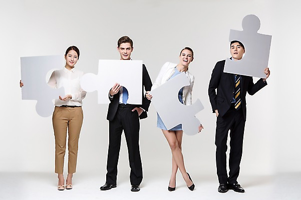 포토 JPG 스튜디오촬영 전신 서양인 외국인 백인 여자 남자 포즈 비즈니스 모션 협력 실내 서기 미소 웃음 들기 사람 동양인 정장 여러명 20대 성인 앞모습 비즈니스라이프 경쟁 한국인 직장인 비즈니스맨 비즈니스우먼 퍼즐 동료 퍼즐조각 열정 청년만 성인만 국내포토 직업 라이프스타일 옷 감정 뷰포인트 조각 다수 컨셉 관계 표정 인종 청년 내부 파일형식
