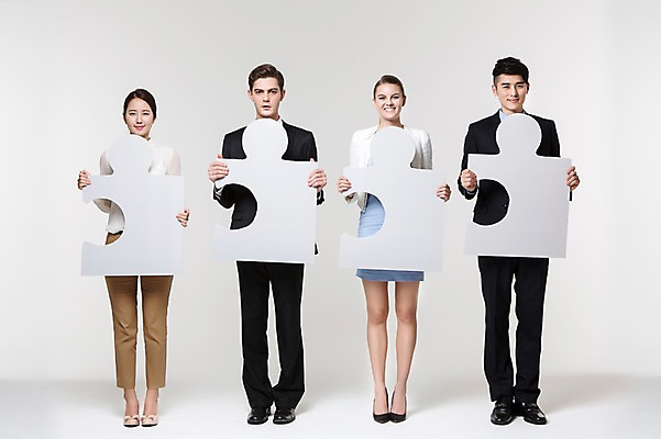 포토 JPG 스튜디오촬영 전신 서양인 외국인 백인 여자 남자 포즈 비즈니스 모션 협력 실내 서기 미소 웃음 들기 사람 동양인 정장 여러명 20대 성인 앞모습 비즈니스라이프 경쟁 한국인 직장인 비즈니스맨 비즈니스우먼 퍼즐 동료 퍼즐조각 열정 청년만 성인만 국내포토 직업 라이프스타일 옷 감정 뷰포인트 조각 다수 컨셉 관계 표정 인종 청년 내부 파일형식