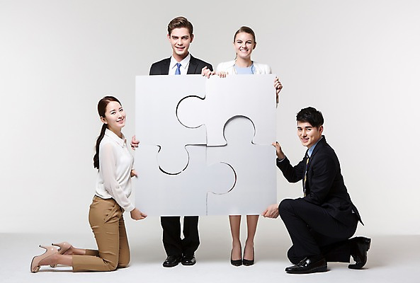 포토 JPG 스튜디오촬영 전신 서양인 외국인 백인 여자 남자 비즈니스 협력 실내 서기 미소 웃음 들기 사람 앉기 동양인 정장 여러명 20대 성인 앞모습 옆모습 비즈니스라이프 경쟁 한국인 직장인 비즈니스맨 비즈니스우먼 퍼즐 동료 퍼즐조각 열정 청년만 성인만 국내포토 직업 라이프스타일 옷 감정 뷰포인트 조각 다수 컨셉 관계 모션 표정 인종 청년 내부 파일형식