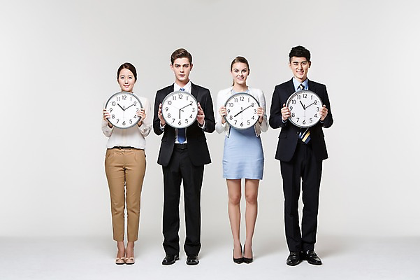 포토 JPG 스튜디오촬영 전신 서양인 외국인 백인 여자 남자 시계 포즈 비즈니스 모션 실내 서기 미소 웃음 들기 사람 동양인 정장 여러명 20대 성인 앞모습 비즈니스라이프 경쟁 한국인 시간 직장인 비즈니스맨 비즈니스우먼 벽시계 동료 열정 청년만 성인만 국내포토 직업 라이프스타일 옷 감정 뷰포인트 다수 컨셉 관계 표정 인종 청년 내부 파일형식