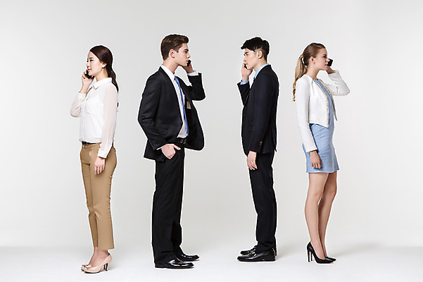 포토 JPG 스튜디오촬영 전신 서양인 외국인 백인 여자 남자 비즈니스 실내 서기 사람 동양인 정장 여러명 20대 성인 옆모습 비즈니스라이프 스마트폰 경쟁 한국인 직장인 비즈니스맨 비즈니스우먼 동료 열정 통화 청년만 성인만 국내포토 직업 라이프스타일 옷 감정 뷰포인트 다수 컨셉 관계 모션 인종 청년 내부 핸드폰 스마트기기 파일형식