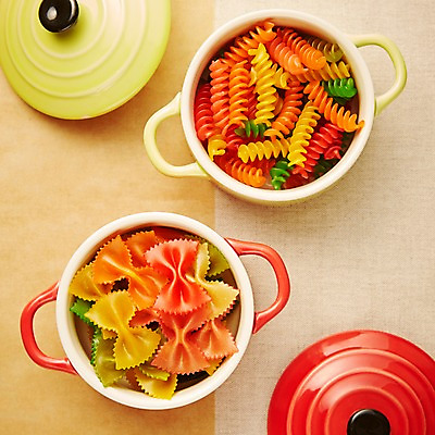 포토 JPG 스튜디오촬영 식기 음식 식재료 재료 파스타 실내 요리 사람없음 아웃포커스 뚜껑 면류 면 냄비 담기 파르팔레 파스타면 푸질리 국내포토 모션 서양음식 촬영기법 내부 솥 파일형식