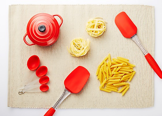 포토 JPG 스튜디오촬영 음식 식재료 재료 주방용품 파스타 실내 요리 사람없음 아웃포커스 숟가락 뚜껑 면류 면 냄비 주걱 계량스푼 펜네 국내포토 생활용품 서양음식 촬영기법 수저 내부 솥 파일형식