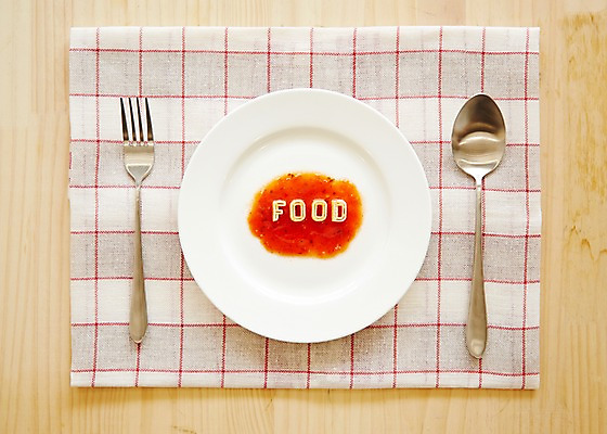 포토 JPG 스튜디오촬영 식기 접시 알파벳 영어 음식 포크 식재료 재료 대문자 파스타 수저 실내 요리 사람없음 아웃포커스 식사 식탁보 면류 면 양념 국내포토 문자 서양음식 촬영기법 내부 파일형식