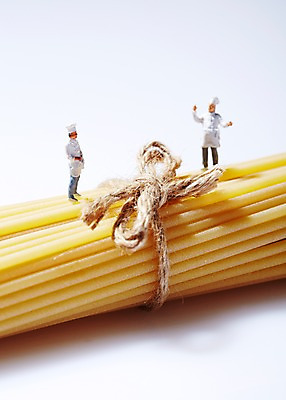 포토 JPG 스튜디오촬영 음식 인형 식재료 재료 파스타 실내 요리 근접촬영 사람없음 아웃포커스 요리사 미니어처 피규어 끈 면류 면 묶기 국내포토 직업 뷰포인트 모션 서양음식 촬영기법 내부 모형 파일형식