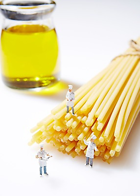 포토 JPG 스튜디오촬영 음식 인형 식재료 재료 파스타 실내 요리 근접촬영 사람없음 아웃포커스 요리사 미니어처 피규어 끈 면류 면 오일 올리브오일 병 묶기 국내포토 직업 식기 뷰포인트 모션 서양음식 촬영기법 내부 모형 화장품 기름_음식 파일형식