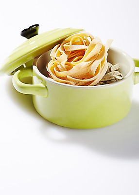 포토 JPG 스튜디오촬영 음식 식재료 재료 파스타 실내 요리 근접촬영 사람없음 아웃포커스 뚜껑 면류 면 냄비 담기 국내포토 뷰포인트 모션 서양음식 촬영기법 내부 솥 파일형식