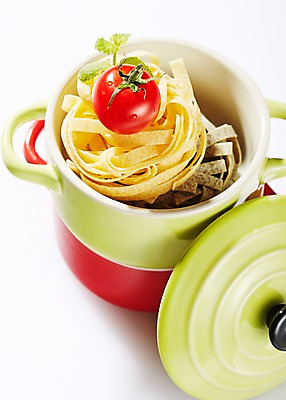 포토 JPG 스튜디오촬영 음식 식재료 재료 방울토마토 파스타 실내 요리 근접촬영 사람없음 아웃포커스 뚜껑 면류 면 냄비 담기 국내포토 뷰포인트 토마토 모션 서양음식 촬영기법 내부 솥 파일형식