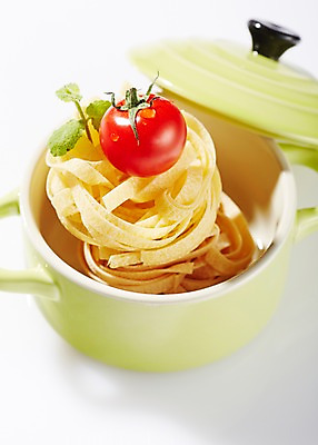 포토 JPG 스튜디오촬영 음식 식재료 재료 방울토마토 파스타 실내 요리 근접촬영 사람없음 아웃포커스 뚜껑 면류 면 냄비 담기 국내포토 뷰포인트 토마토 모션 서양음식 촬영기법 내부 솥 파일형식