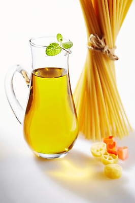 포토 JPG 스튜디오촬영 음식 식재료 재료 파스타 실내 요리 근접촬영 사람없음 아웃포커스 끈 면류 면 오일 올리브오일 병 묶기 국내포토 식기 뷰포인트 모션 서양음식 촬영기법 내부 화장품 기름_음식 파일형식