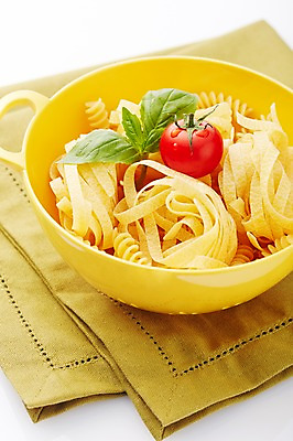 포토 JPG 스튜디오촬영 식기 음식 과일 식재료 재료 파스타 실내 요리 근접촬영 사람없음 아웃포커스 샐러드 식탁보 면류 면 냄비 파스타면 푸질리 국내포토 뷰포인트 서양음식 촬영기법 내부 솥 파일형식