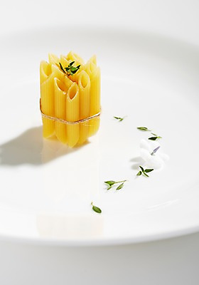 포토 JPG 스튜디오촬영 식기 접시 음식 식재료 재료 파스타 실내 요리 사람없음 아웃포커스 끈 면류 면 묶기 펜네 국내포토 모션 서양음식 촬영기법 내부 파일형식