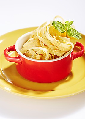 포토 JPG 스튜디오촬영 식기 접시 음식 식재료 재료 파스타 실내 요리 근접촬영 사람없음 아웃포커스 면류 면 냄비 담기 국내포토 뷰포인트 모션 서양음식 촬영기법 내부 솥 파일형식