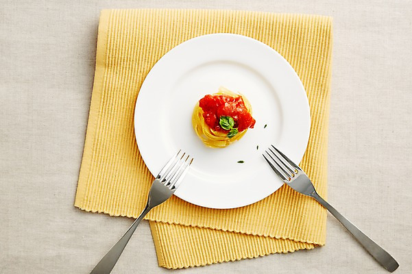 포토 JPG 스튜디오촬영 식기 접시 음식 포크 식재료 재료 파스타 실내 요리 사람없음 아웃포커스 식사 식탁보 면류 면 국내포토 서양음식 촬영기법 내부 파일형식