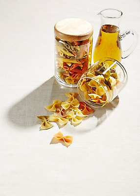 포토 JPG 스튜디오촬영 음식 식재료 재료 파스타 실내 통 요리 사람없음 아웃포커스 면류 면 오일 올리브오일 병 담기 파르팔레 펜네 국내포토 식기 모션 서양음식 촬영기법 내부 화장품 기름_음식 파스타면 파일형식