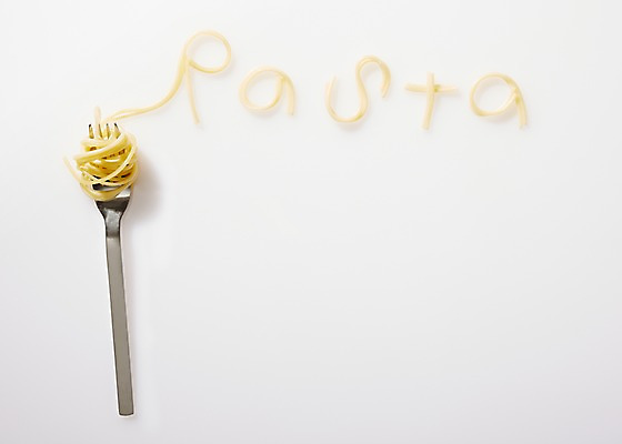 포토 JPG 스튜디오촬영 알파벳 영어 음식 포크 식재료 재료 파스타 실내 스파게티 요리 사람없음 아웃포커스 단어 면류 면 국내포토 문자 식기 서양음식 촬영기법 내부 파일형식