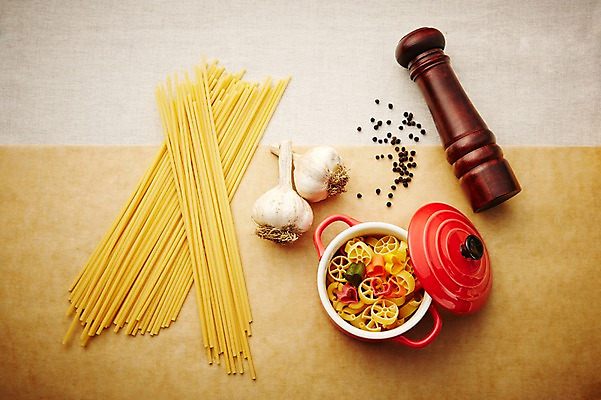 포토 JPG 스튜디오촬영 음식 식재료 재료 탁자 파스타 실내 마늘 요리 사람없음 아웃포커스 뚜껑 면류 면 냄비 담기 통후추 국내포토 가구 채소 모션 서양음식 촬영기법 내부 솥 후추 파일형식