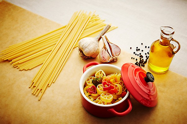 포토 JPG 스튜디오촬영 음식 식재료 재료 탁자 파스타 실내 마늘 요리 사람없음 아웃포커스 뚜껑 면류 면 오일 올리브오일 병 냄비 담기 통후추 국내포토 식기 가구 채소 모션 서양음식 촬영기법 내부 화장품 기름_음식 솥 후추 파일형식